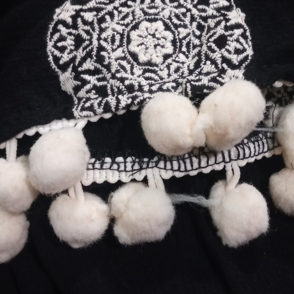 Everleigh Black Cream Dress. - Size L - Picture 13 of 13